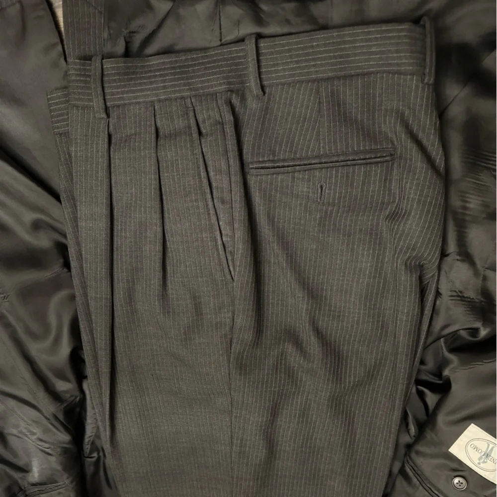 Linea Uomo Dark Gray Pinstripe 2pc Suit Size 44L